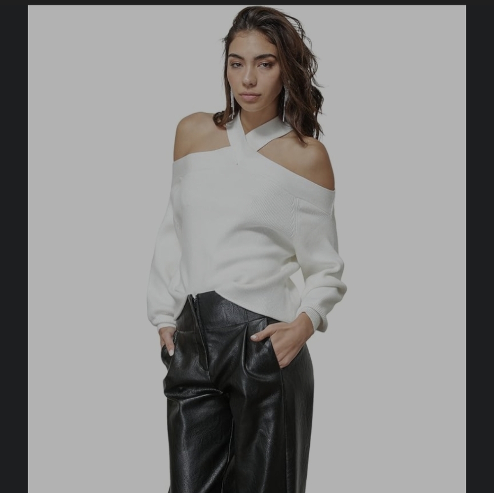 Vine & Love Off-Shoulder White‎ Sweater